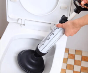 Bơm thông tắc bồn cầu dùng áp lực khí để đẩy vật cản, giúp thông tắc nhanh.