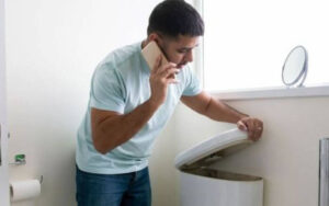 Bồn cầu không có nước: Lỗi do đâu? Cách khắc phục nhanh chóng 2 Khắc phục bồn cầu không có nước bằng cách kiểm tra van cấp và vệ sinh đường ống.