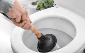 Dùng pittong tạo áp lực đẩy đồ nhựa ra khỏi đường ống, giúp thông tắc hiệu quả.