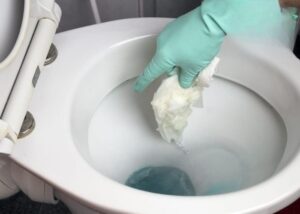 Đeo găng tay cao su và lấy trực tiếp để tránh tắc nghẽn và bảo vệ vệ sinh.