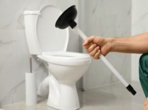 Bật mí lý do vì sao bồn cầu hay bị tắc và cách xử lý nhanh chóng 3 Dùng pittong cao su để tạo áp lực, giúp đẩy vật cản trong bồn cầu ra ngoài.