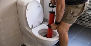 Dùng cây bơm thông tắc bồn cầu khi bồn cầu xả nước chậm hoặc bị tắc nhẹ do giấy vệ sinh, cặn bẩn.