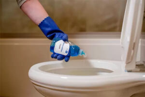 Bật mí lý do vì sao bồn cầu hay bị tắc và cách xử lý nhanh chóng 2 An toàn là trên hết khi thông tắc bồn cầu tại nhà.