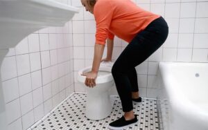 Dịch vụ hút hầm cầu quận Bình Tân chuyên nghiệp, sạch sẽ 100% 1 Khi nước rút chậm, bốc mùi hôi, hãy hút hầm cầu ngay!